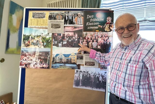Dieter Böhmer (84) vor einer Tafel mit alten Fotos und Zeitungsartikeln.