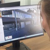 Eine Person betrachtet auf einem Computermonitor. Zu sehen ist das Restaurant Armagi in Hörde.