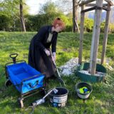 Christina Ahlers ist bei der Mission Clean (it) up Ruhrgebiet und hebt in Herten-Süd mit einer Greifzange Müll auf.
