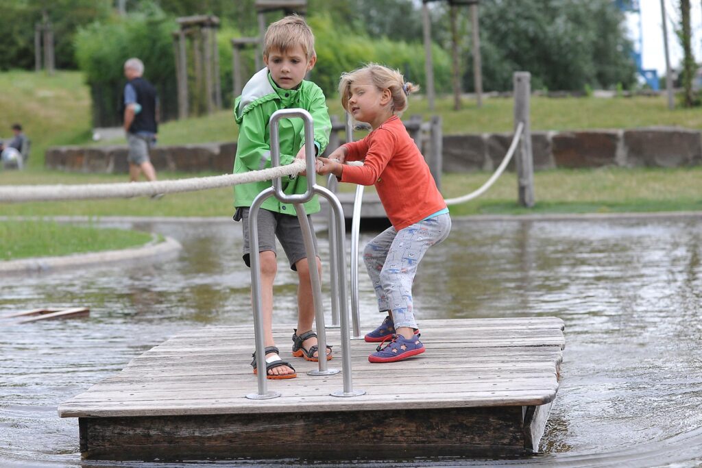Kinder auf Holzfloß Kinder auf Holzfloß