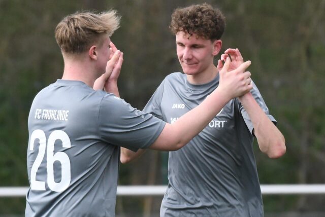 Die Spieler des FC Frohlinde jubeln.