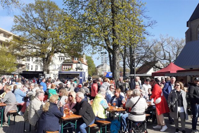 Naschmarkt auf dem Marktplatz vor der Kirche St. Georg in Alt-Marl.