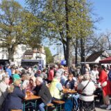 Naschmarkt auf dem Marktplatz vor der Kirche St. Georg in Alt-Marl.