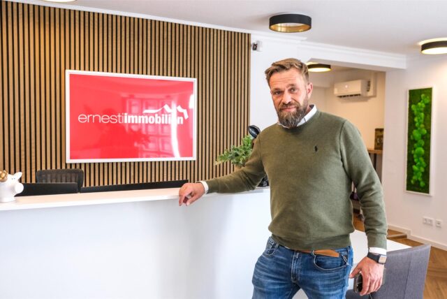 Der Immobilien-Unternehmer Ludger Ernesti steht im Foyer seines Büros in der Innenstadt von Waltrop.