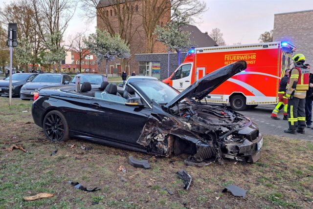 Das Wrack eines BMW nach einem Unfall auf der Bergstraße in Marl.