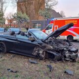 Das Wrack eines BMW nach einem Unfall auf der Bergstraße in Marl.