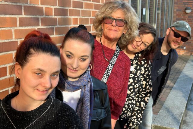 Zwillinge Luise und Clara Andres, Pflegemutter Renate Räder, Diakonie-Beraterin Astrid Exner, Sozialarbeiter Jarne Jaeckelson.