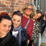 Zwillinge Luise und Clara Andres, Pflegemutter Renate Räder, Diakonie-Beraterin Astrid Exner, Sozialarbeiter Jarne Jaeckelson.