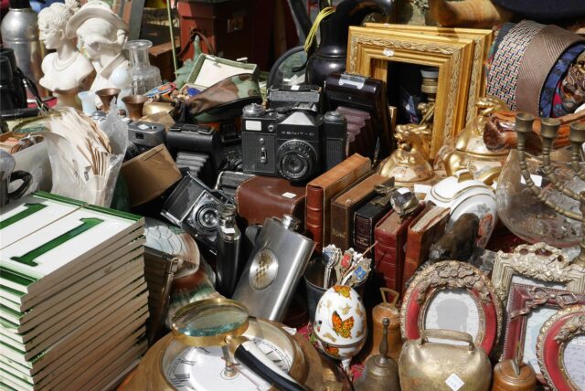 Bücher, Bilderrahmen, Deko und verschiedene Gebrauchsgegenstände auf einem Trödelmarkt in NRW