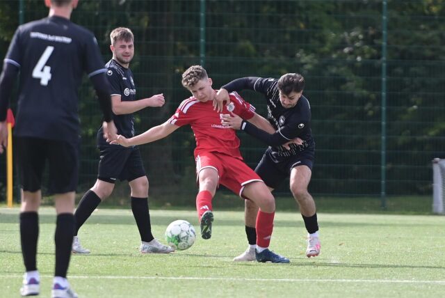 Fürkan Saritas (r.) packt im Zweikampf kräftig zu im Spiel gegen den SV Vestia Disteln II.