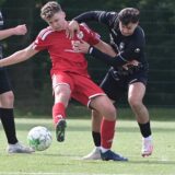 Fürkan Saritas (r.) packt im Zweikampf kräftig zu im Spiel gegen den SV Vestia Disteln II.
