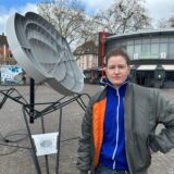 Die Künstlerin Mona Schulzek steht vor ihrer Skulptur Outer Space Transmitter auf dem Neumarkt in Datteln