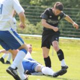 Bei Peter Schönfeldt (grätschend) und dem FC Leusberg läuft es aktuell so gar nicht.