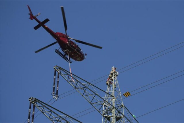 Freileitungskontrolle per Helikopter