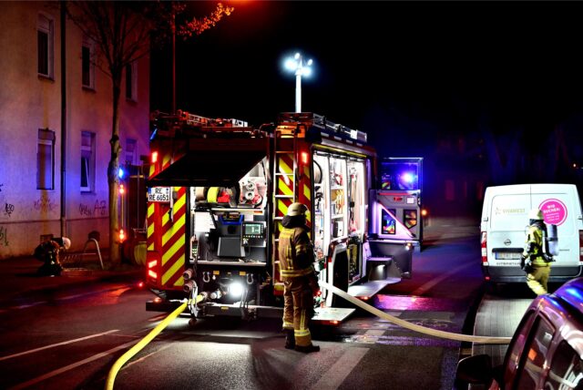 Die Feuerwehr Recklinghausen war bei einem Brand an der Marienstraße im Stadtteil Süd im Einsatz. Ein Autofahrer versuchte dabei, zwischen den Einsatzfahrzeugen durchzufahren.