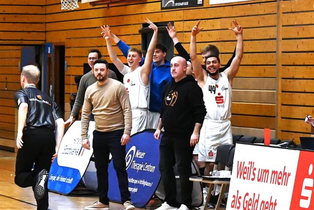 Basketball, 1. Runde Play-offs Regionalliga West 5. April 2025, Rosa-Parks-Schule. Hertener Löwen – BBG Herford 78:63. Jubel auf der Hertener Bank.