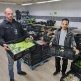 Zwei Männer stehen mit Lebensmittelkisten in der Tafel Datteln.