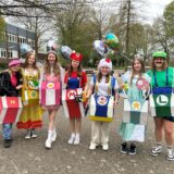 Als Mario-Kart-Charaktere verkleidete Abiturientinnen