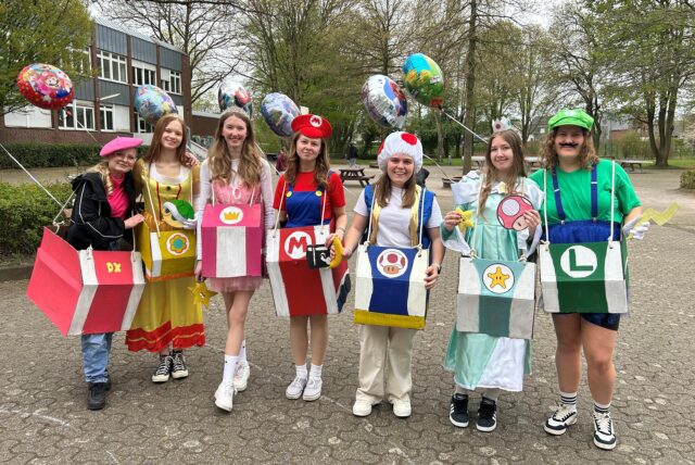Als Mario-Kart-Charaktere verkleidete Abiturientinnen