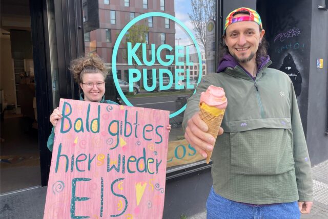 Julia Mohr und Jakob Zimmermann vom Verein Frau Lose e.V. stehen vor der Eisdiele Kugelpudel in Dortmund.