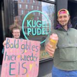 Julia Mohr und Jakob Zimmermann vom Verein Frau Lose e.V. stehen vor der Eisdiele Kugelpudel in Dortmund.