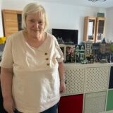 Monika Janzen steht vor ihren Lego-Häusern.