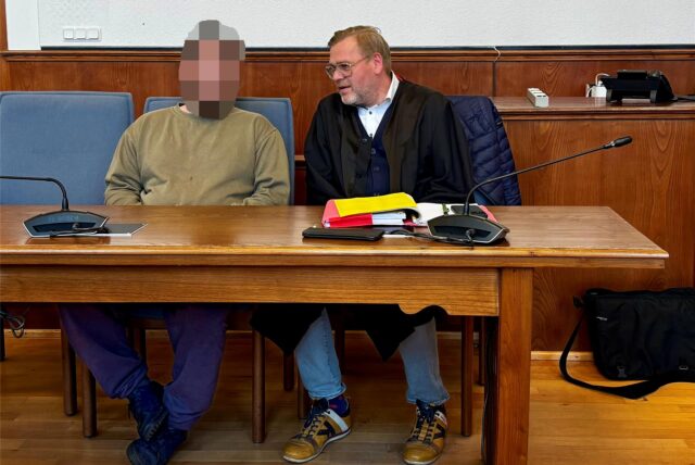 Der Angeklagte sitzt neben seinem Verteidiger Marcus Herberholz im Landgericht Dortmund.