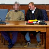 Der Angeklagte sitzt neben seinem Verteidiger Marcus Herberholz im Landgericht Dortmund.