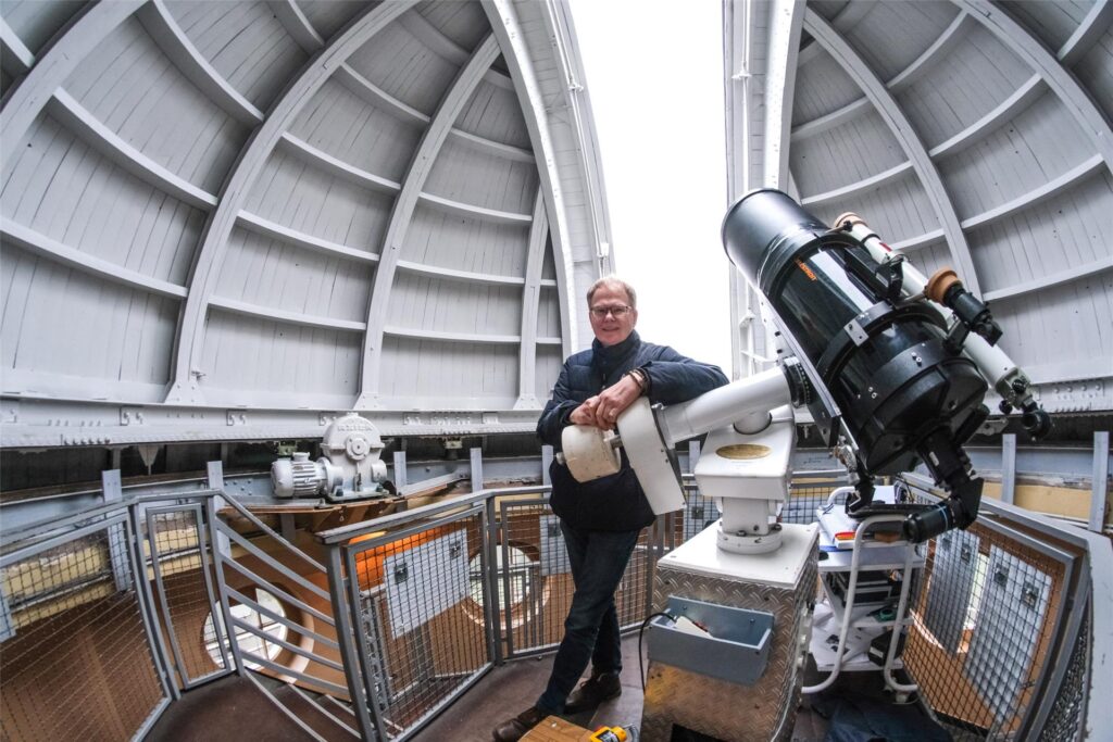 Burkard Steinrücken, Leiter der Sternwarte in Recklinghausen, steht unter der Kuppel des Planetariums.