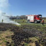Feuerwehrleute löschen einen Flächenbrand in Dorsten.