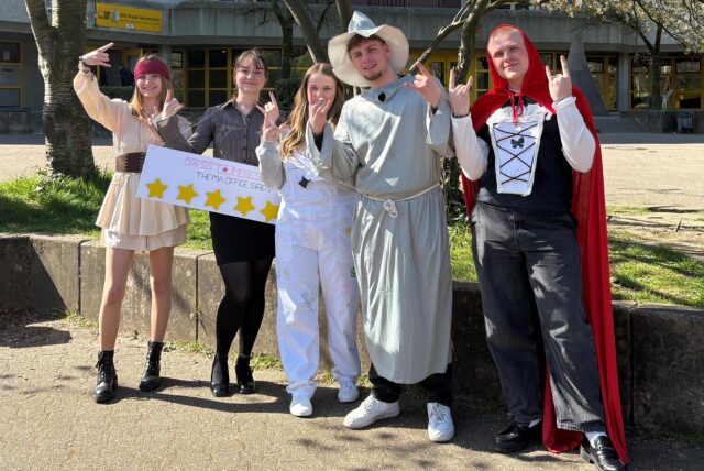 Die WBG-Schüler Josy (von links), Dascha, Laura, Merlin und Robin stehen verkleidet auf dem Schulhof.
