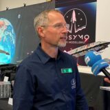 Alexander Kosyra spricht in ein Mikrofon.