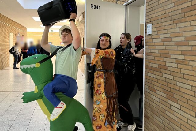 Abiturienten ziehen durchs Lehrerzimmer.
