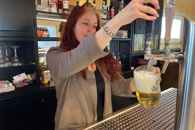 Chantal Duesing zapft in der Gaststätte Königsmoor ein Bier.