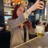 Chantal Duesing zapft in der Gaststätte Königsmoor ein Bier.