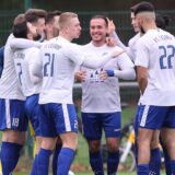 Spieler des FC Castrop-Rauxel sitzen auf der Bank.