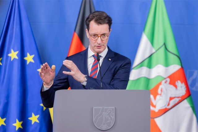 Ministerpräsident Hendrik Wüst erklärt steht im Landtag.