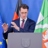 Ministerpräsident Hendrik Wüst erklärt steht im Landtag.