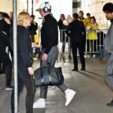 Julian Brandt und Karim Adeyemi gehen Richtung Mannschaftsbus.