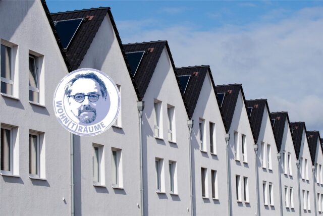 Reihenhäuser stehen in einem Neubaugebiet.