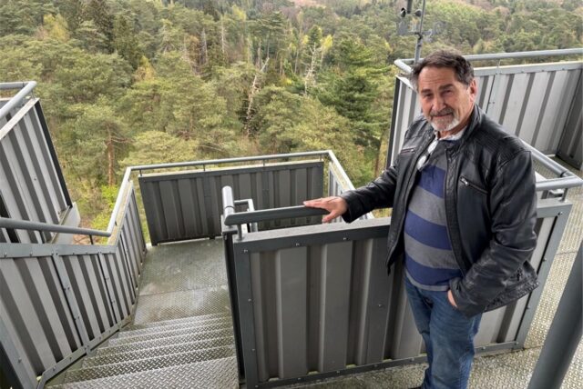 Michael Schlohbohm steht an der Treppe des Feuerwachturms Rennberg in Haltern