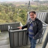 Michael Schlohbohm steht an der Treppe des Feuerwachturms Rennberg in Haltern