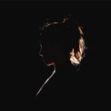 Silhouette einer Frau vor schwarzem Hintergrund.