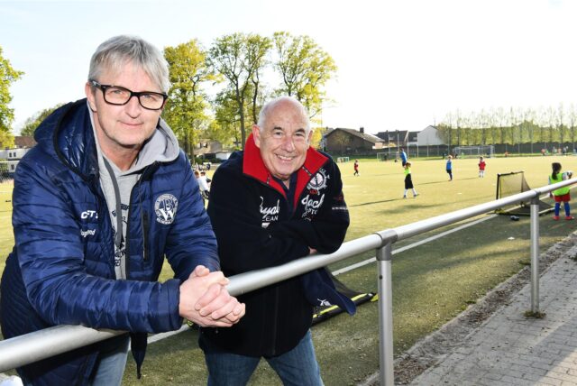 Fußball, Sportplatz BW Westfalia Langenbochum Backumer Straße in Herten. Dirk Kruppa, Jugendleiter (links), und Steven Fischer aus dem Jugendvorstand stehen am Kunstrasenplatz. Beide Funktionäre nehmen Stellung zu Vorkommnissen, die die U16 des Vereins betreffen.