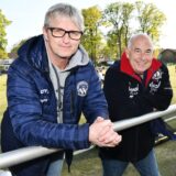 Fußball, Sportplatz BW Westfalia Langenbochum Backumer Straße in Herten. Dirk Kruppa, Jugendleiter (links), und Steven Fischer aus dem Jugendvorstand stehen am Kunstrasenplatz. Beide Funktionäre nehmen Stellung zu Vorkommnissen, die die U16 des Vereins betreffen.