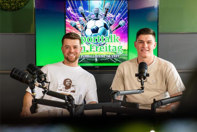 Felix Kranjc (l.) vom SV Hochlar 28 und Leon Schwandt vom BVH Dorsten lächeln beim Sporttalk in die Kamera