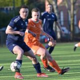 Lars Tenboll (blaues Trikot, l.) steigt bei der SG Titania/Rot-Weiß Erkenschwick wieder ins Training ein. Ob er gegen SW Röllinghausen am Sonntag spielen kann, ist noch unklar.