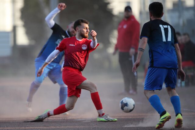 Ein Hillen Spieler kämpft im Spiel gegen Preußen Hochlarmark um den Ball.