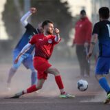 Ein Hillen Spieler kämpft im Spiel gegen Preußen Hochlarmark um den Ball.