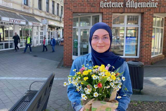 Banu Altun vor der Geschäftsstelle der Hertener Allgemeine.